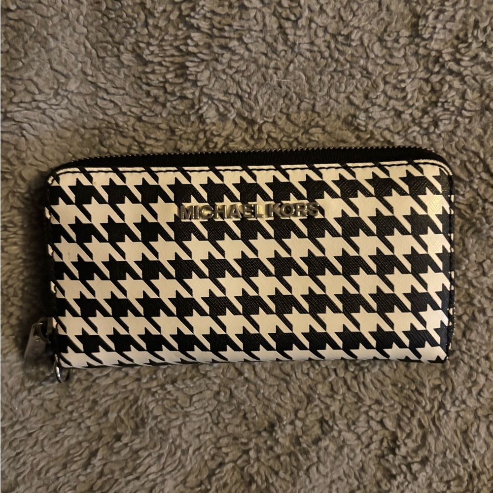 Michael Kors Black and White Houndstooth wallet